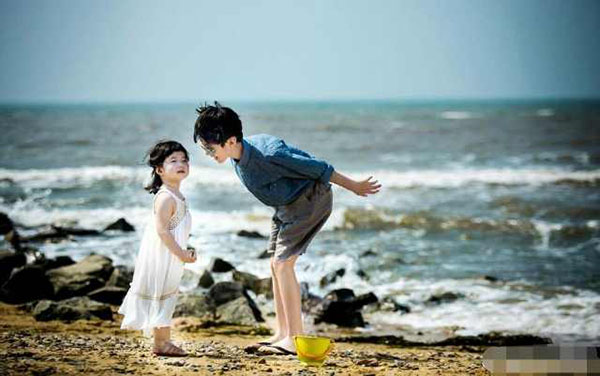 張亮兒子天天十三歲近一米八，網(wǎng)友驚嘆超?；蛱珡?qiáng)大