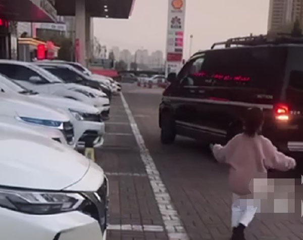 5歲女孩指導(dǎo)父親倒車，網(wǎng)友感嘆技術(shù)熟練有前途
