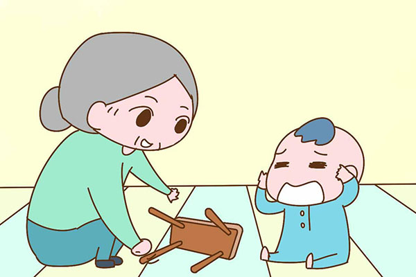 老人“假帶娃”現(xiàn)象背后，有沒有深層次的原因？