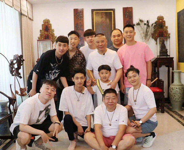 郭德綱二婚妻子王慧曬娃，小兒長辮吸睛滿滿