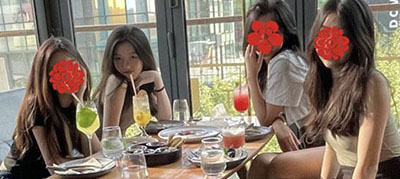 15歲李嫣與閨蜜聚會，穿背心超短褲明星范十足