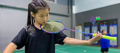 岳云鵬大女兒打羽毛球，網(wǎng)友夸贊：越來越不像爸爸