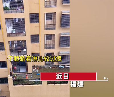 萌娃淋雨玩水被家長(zhǎng)拿雞毛撣子叫回，網(wǎng)友：給點(diǎn)面子