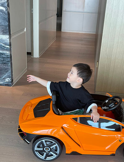 不知道怎么給孩子穿？看看沈騰夫婦