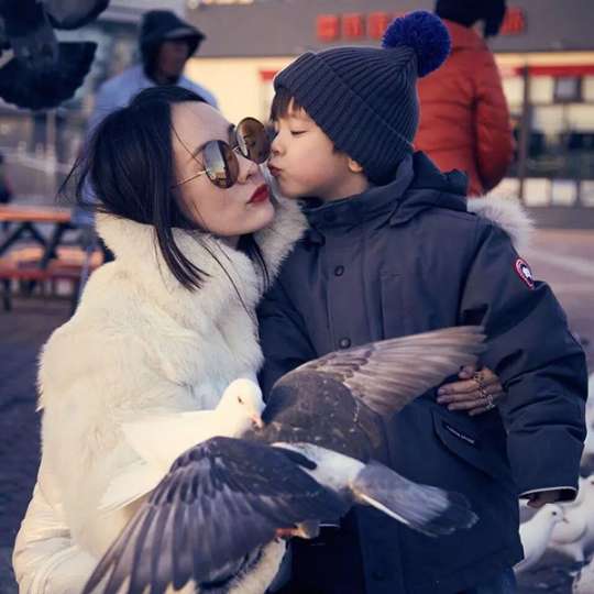 孩子在學(xué)校被同學(xué)欺負，明星媽媽都是怎樣處理的？