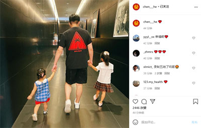 陳赫曬父女照，一手一個女兒超有愛