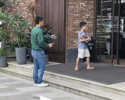 網(wǎng)友偶遇杜江一家，霍思燕手牽神秘小女孩