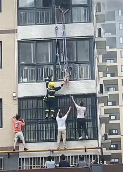 西安發(fā)生火災(zāi)，男子火場(chǎng)用床單結(jié)繩自救