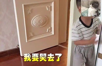 三歲萌娃被媽媽教育后自己去廁所哭，網(wǎng)友：情緒管理大師