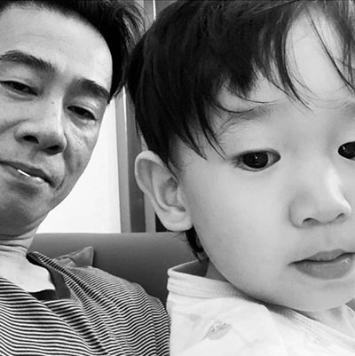 應(yīng)采兒曬兒子HoHo照片，笑起來軟萌超像媽媽