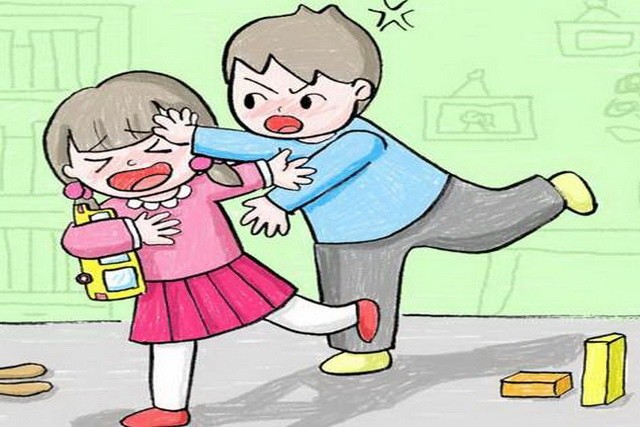 孩子突然抬手打人，家長(zhǎng)別盲目訓(xùn)斥，娃這是在傳“信號(hào)”