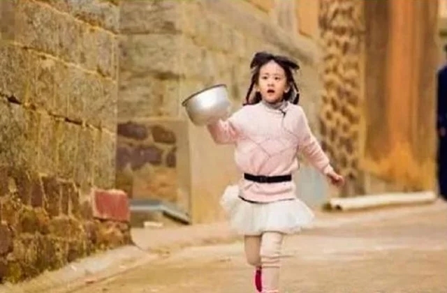 田亮女兒森碟越長(zhǎng)越隨爹，網(wǎng)友大呼：還我初戀