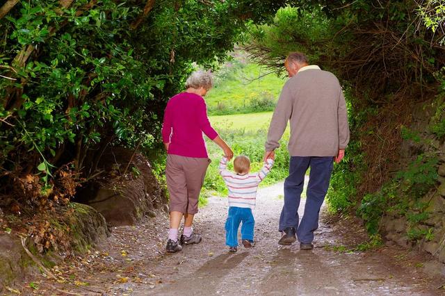 隔代教育帶來的利弊：受隔代教育的孩子有哪些表現(xiàn)？（一）