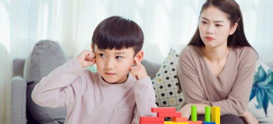 家長(zhǎng)要注意孩子日常的4個(gè)動(dòng)作，以免有更大的影響