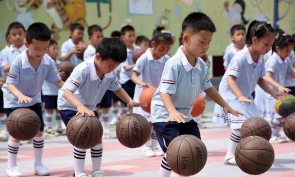 養(yǎng)育一個小孩投資雖大，父母亦樂此不疲，這是對生活的退縮嗎？