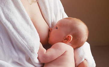 寶寶必須抱著睡，放下就醒怎么回事？