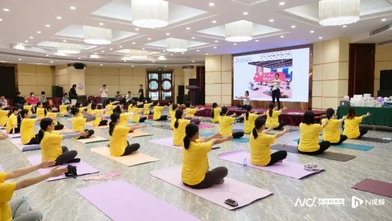 百名孕媽齊做瑜伽，專家：合理“孕”動(dòng)能助力自然分娩