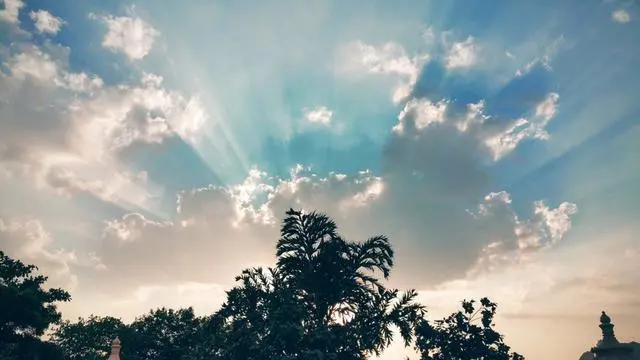 暖心高考｜新疆：提醒高考生家長多用“肯定句”幫孩子穩(wěn)定情緒