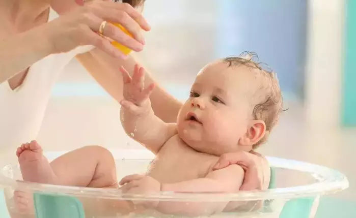 高溫天氣在持續(xù)，嬰幼兒看護(hù)不能掉以輕心