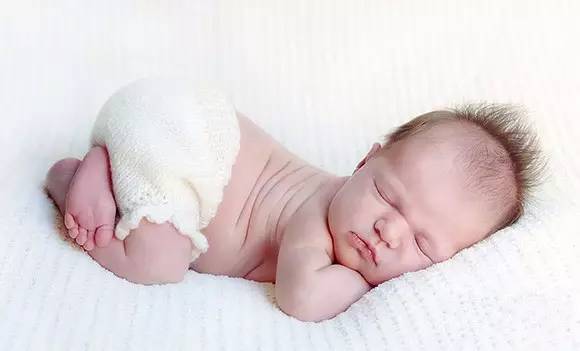 孩子睡覺滿床滾，其實(shí)是在釋放信號(hào)