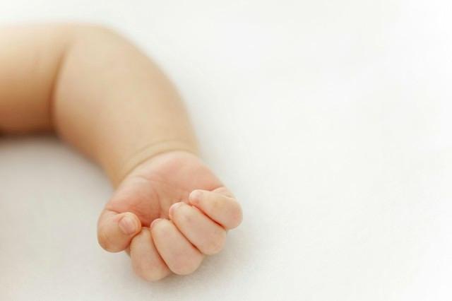 小寶寶總是握著拳頭，是怎么回事？