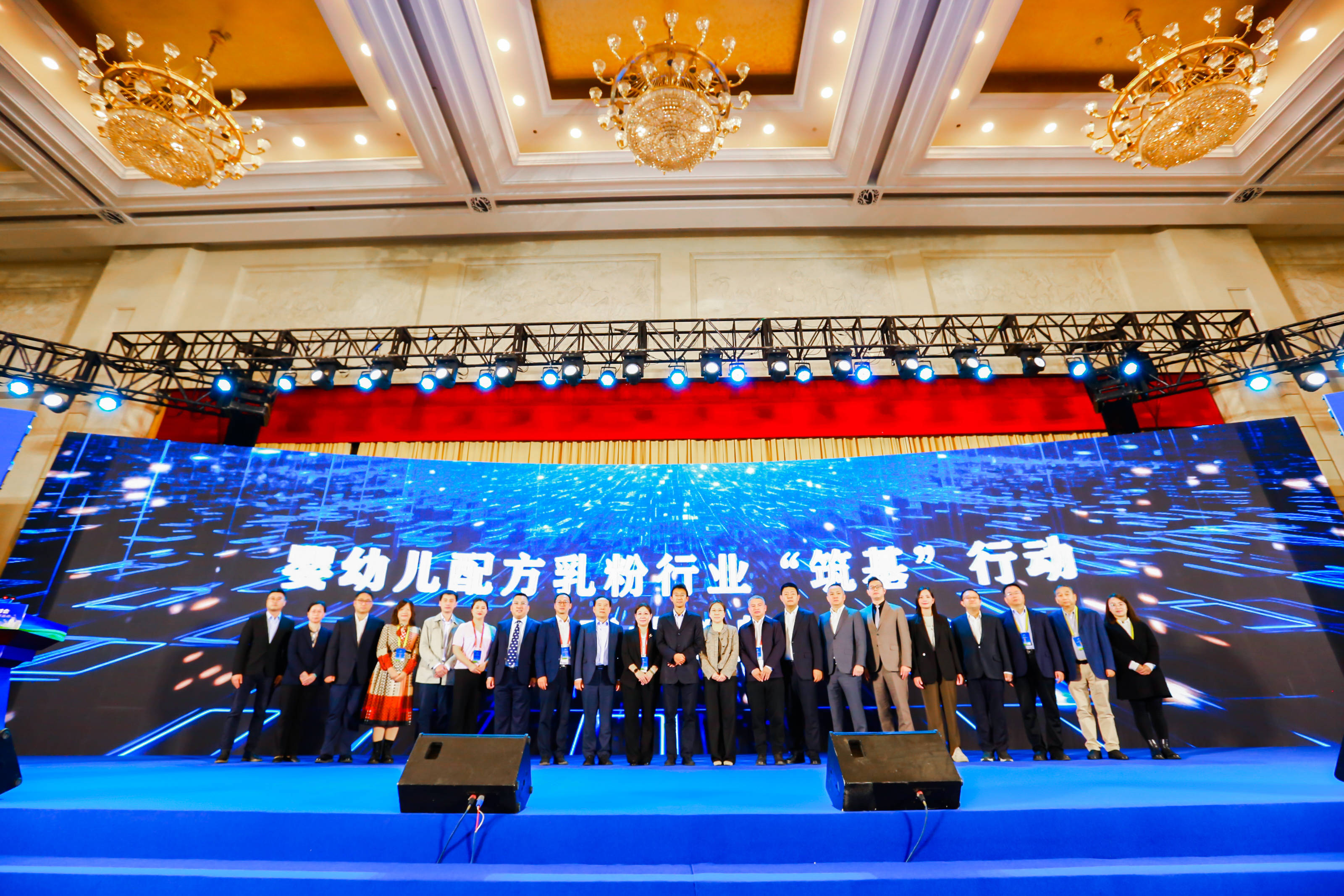 嬰幼兒配方乳粉產(chǎn)業(yè)鏈協(xié)同發(fā)展研討會(huì)在石舉行 君樂(lè)寶以創(chuàng)新推動(dòng)產(chǎn)業(yè)鏈協(xié)同發(fā)展