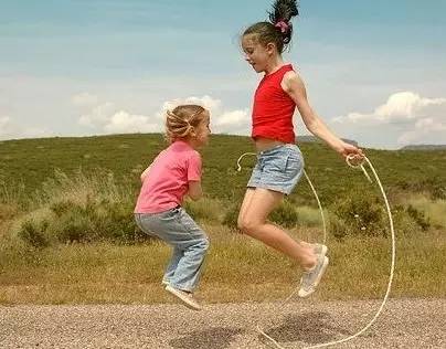 運(yùn)動(dòng)就是讓孩子跑起來？其實(shí)不是，不同年齡的孩子有不同的運(yùn)動(dòng)方式