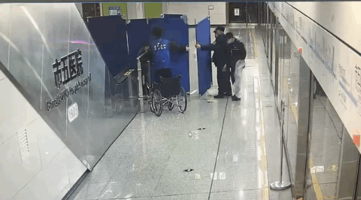 母子平安！孕婦在成都地鐵站內(nèi)生下“龍寶寶”