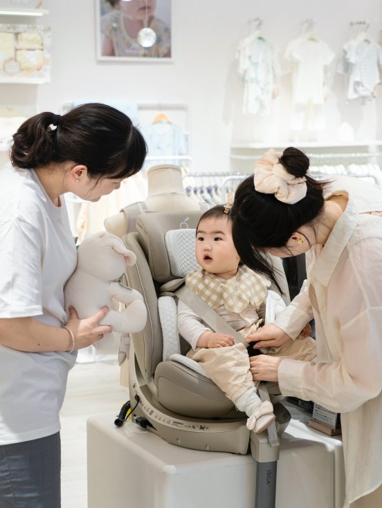 高端母嬰科技品牌「兩只兔子」全面入駐 英氏YeeHoO ，以硬核創(chuàng)新破解親子出行難題